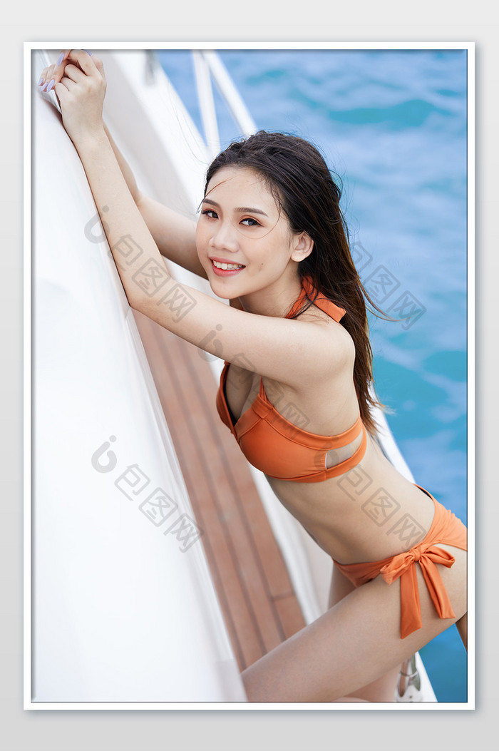 夏天海滨游艇泳装靠在船边的比基尼美女