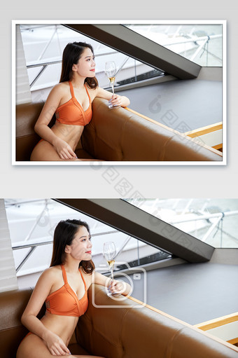 夏天海滨游艇泳装比基尼美女手端香槟图片