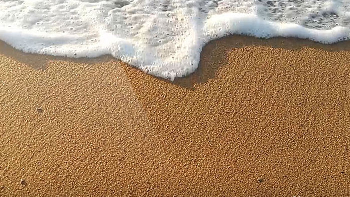 高清实拍海浪拍打沙滩