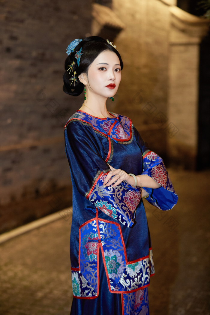 在山西古城身穿晚清满族服装的美女图片-包图网企业站