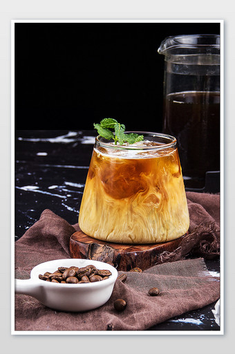 美式冰咖啡加奶与咖啡豆摄影图片
