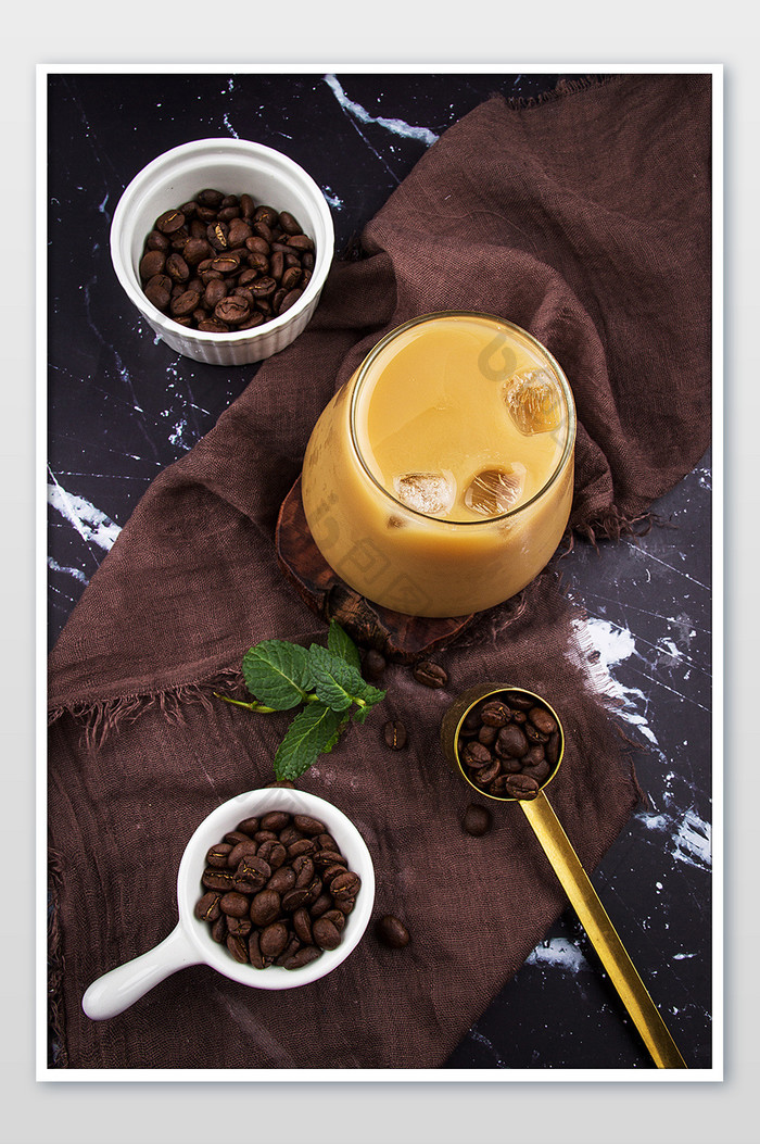 冰咖啡与咖啡豆俯拍创意摄影图片