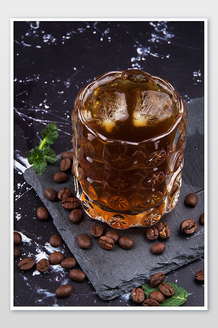 玻璃杯中冰美式咖啡加冰块摄影图片