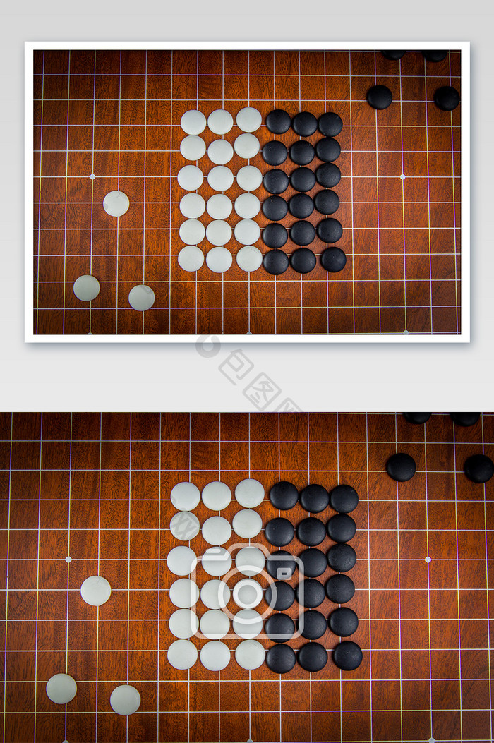 棋盘上的黑白棋子摄影图片