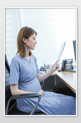 办公楼职场妈妈上班孕肚