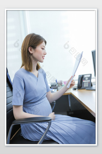 商务办公楼职场妈妈上班孕肚摄影图图片