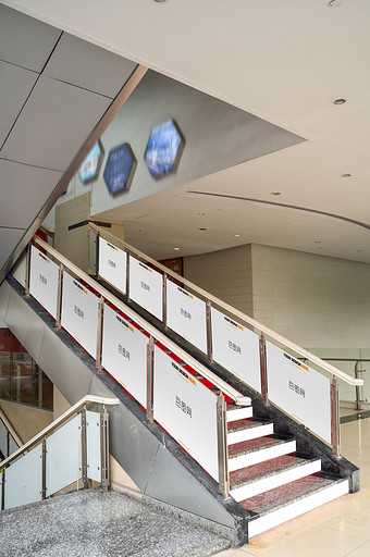 楼梯海报宣传图楼梯扶手处户外广告海报样机图片下载