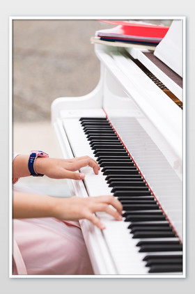 弹钢琴的双手片