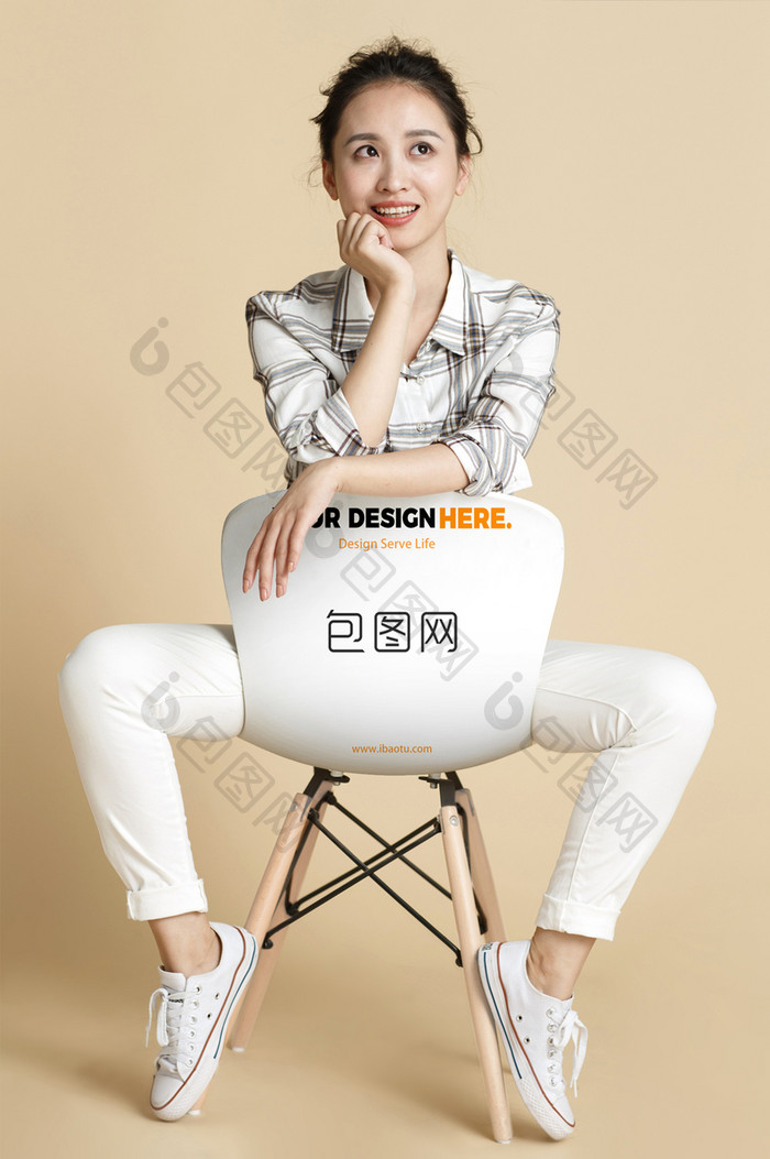 暖色背景女人坐凳子椅背广告海报样机