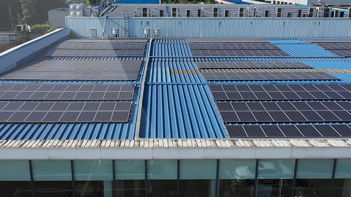 4K航拍钢构屋顶太阳能电池板