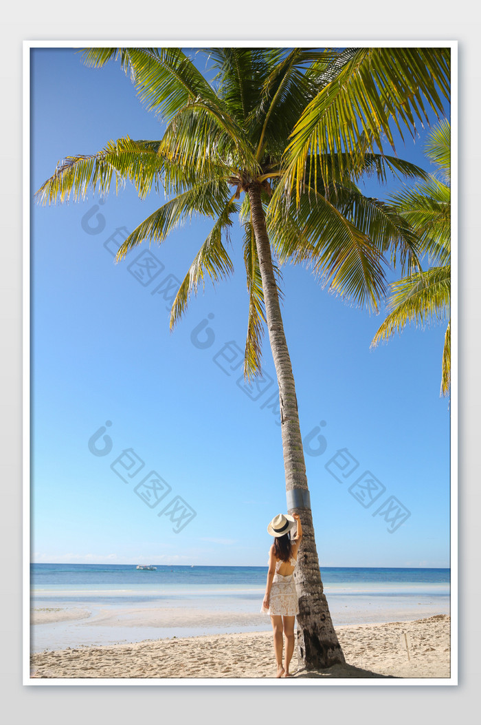 海边沙滩椰树美女背影