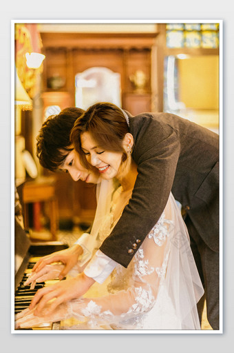 复古民国室内情侣婚纱写真弹钢琴