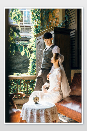 复古民国室内情侣婚纱对视古堡写真图片