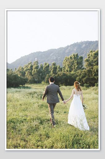 复古户外小清新情侣婚纱牵手背影写真图片下载