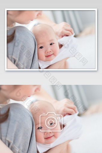 儿童母婴婴儿妈妈给小宝宝换衣服摄影图片