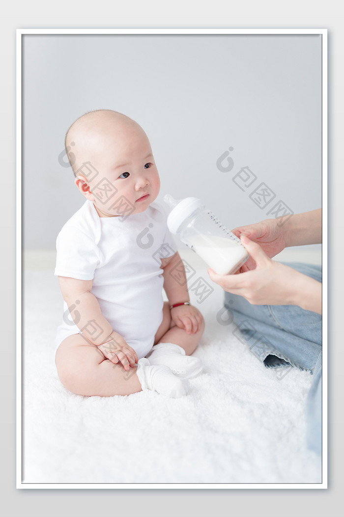 儿童母婴婴儿看着妈妈喝奶摄影图片
