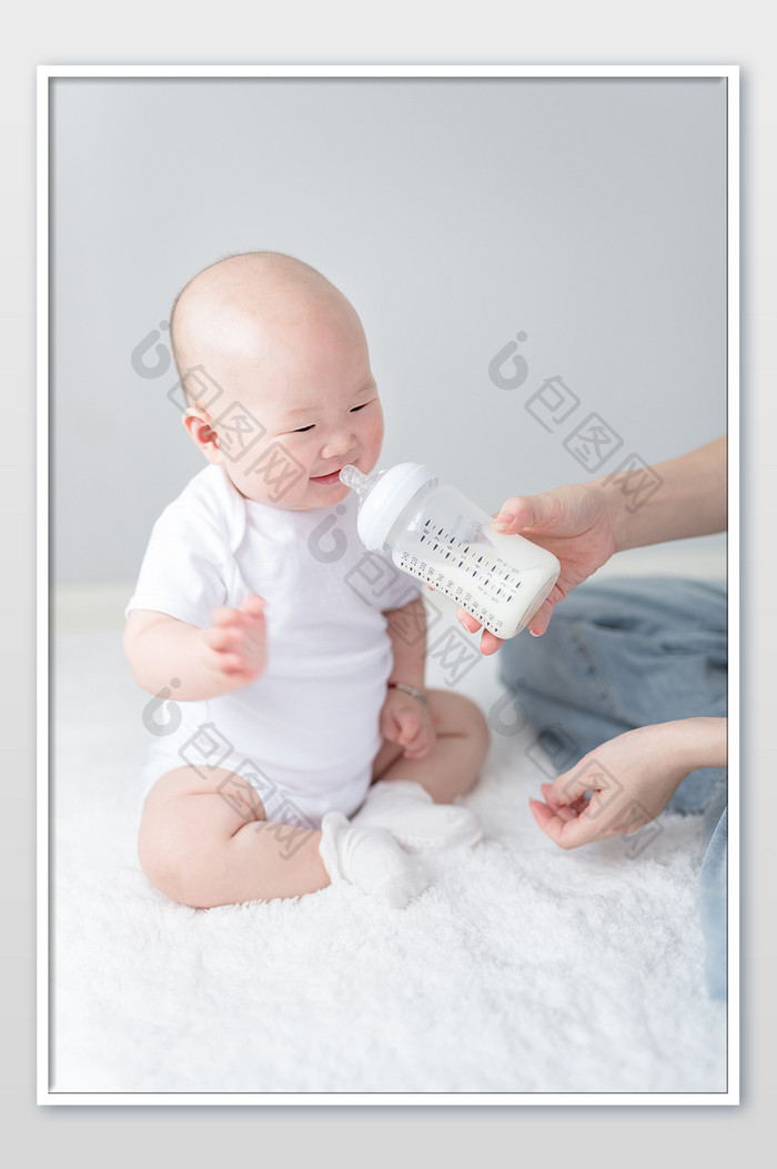 儿童母婴婴儿用可爱的奶瓶喝奶摄影图片