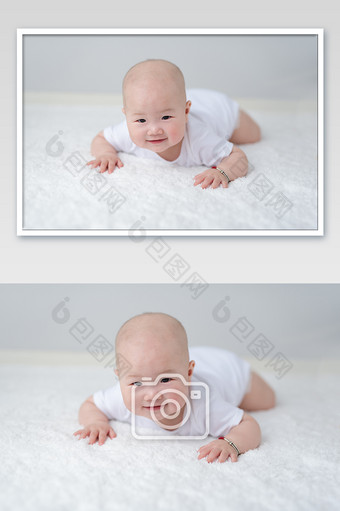 儿童母婴婴儿趴在垫子上开心的玩摄影图片