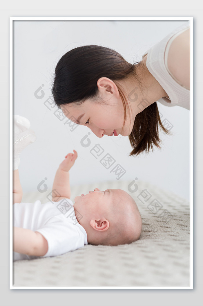 儿童母婴婴儿妈妈俯身逗小宝宝摄影图片