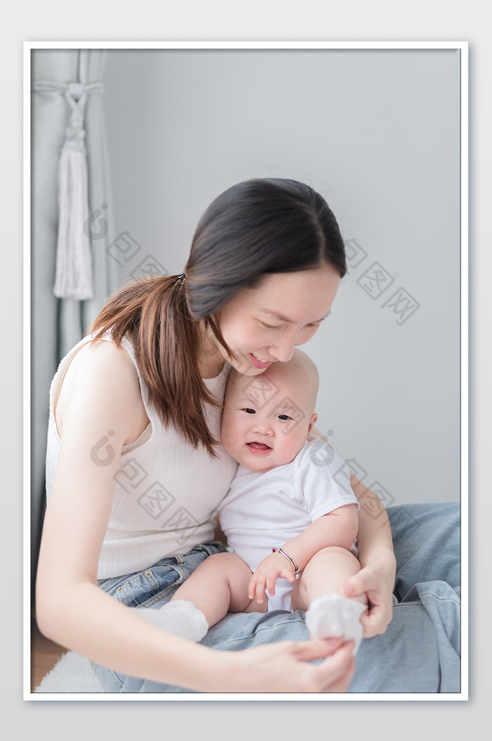 儿童母婴婴儿妈妈给小宝宝穿袜子摄影图片