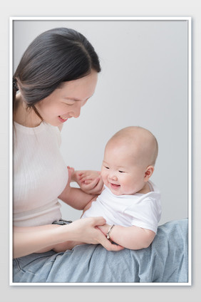 儿童母婴婴儿妈妈抱着婴儿开心玩耍摄影图片