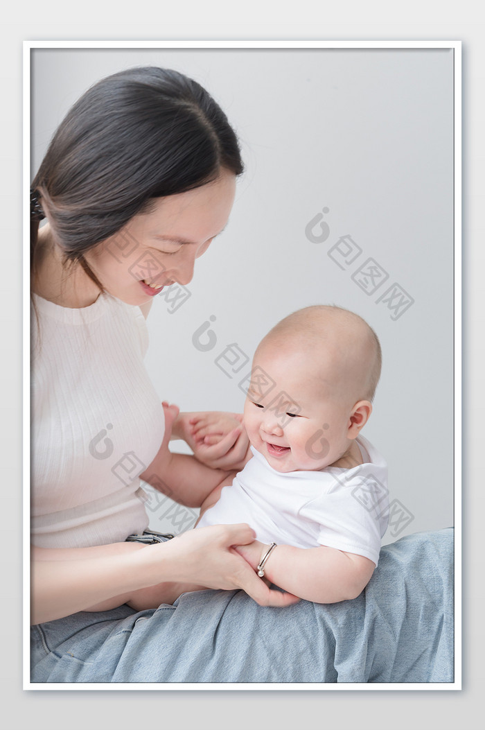 儿童母婴婴儿妈妈抱着婴儿开心玩耍摄影图片
