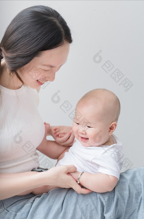 儿童母婴婴儿妈妈抱着婴儿开心玩耍摄影图片