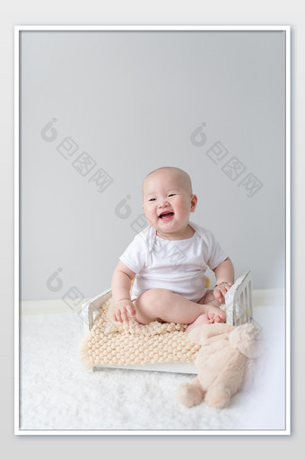 儿童母婴婴儿开心的坐在小椅子上摄影图片