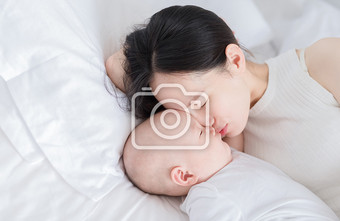 儿童母婴婴儿妈妈亲吻孩子摄影图片