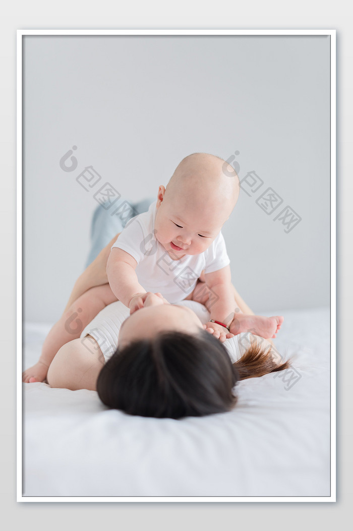 儿童母婴婴儿在妈妈怀里的婴儿摄影图片