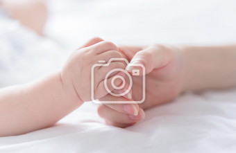 儿童母婴婴儿牵着妈妈的手特写摄影图片