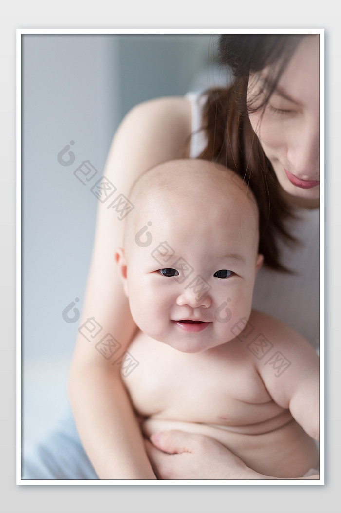 儿童母婴婴儿被妈妈保护着的小婴儿摄影图片