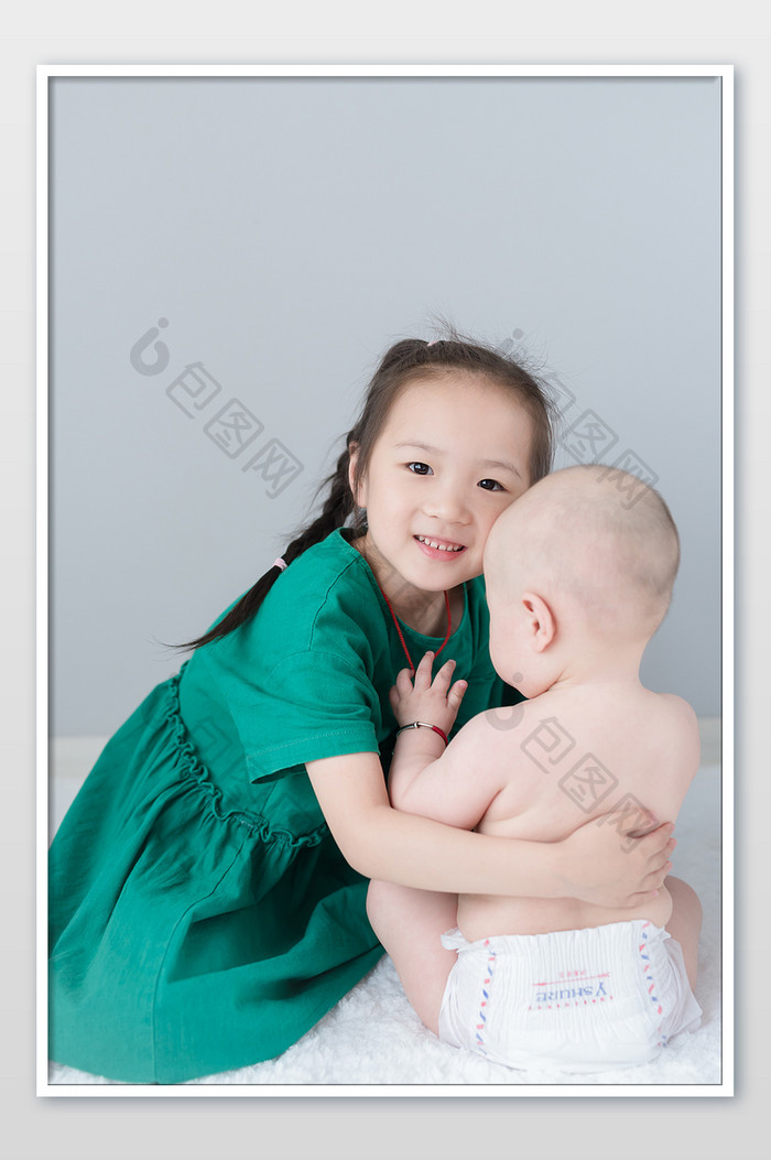 儿童母婴婴儿姐姐抱妹妹摄影图片