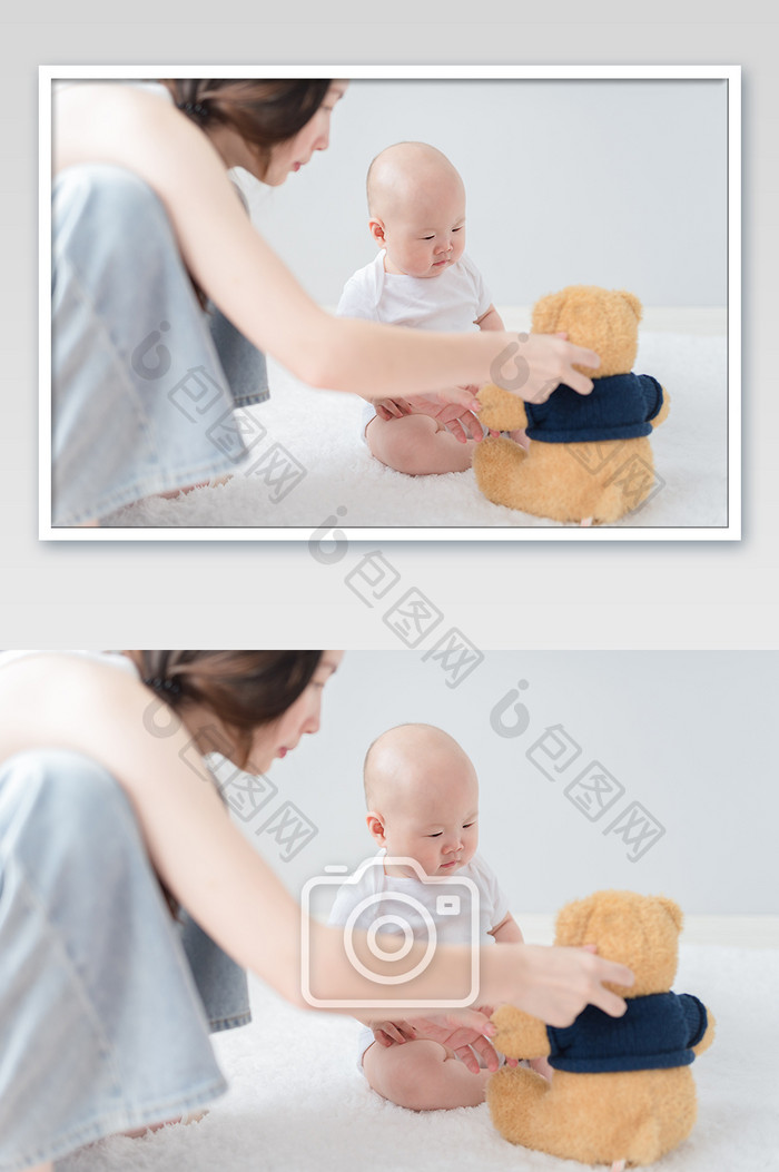 儿童母婴婴儿和玩偶一起玩摄影图片