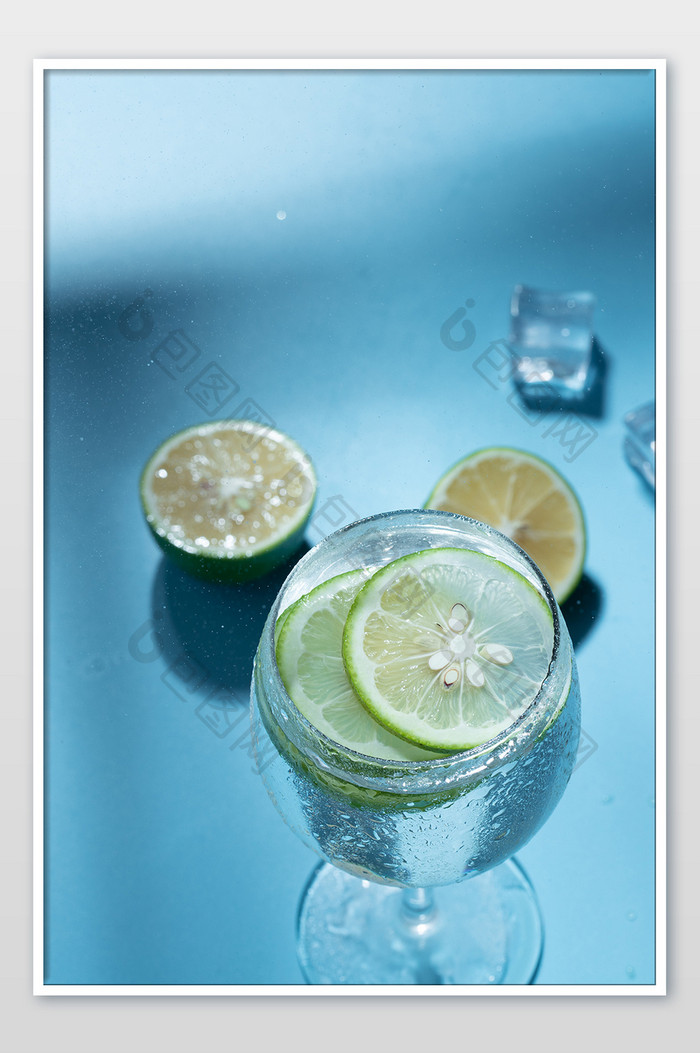 蓝色夏日清凉柠檬苏打水摄影图片