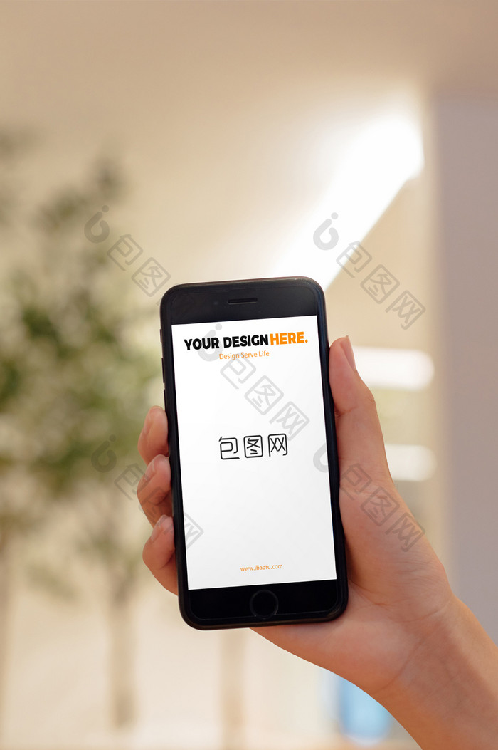 手握着手机展示手机端网页app海报样机