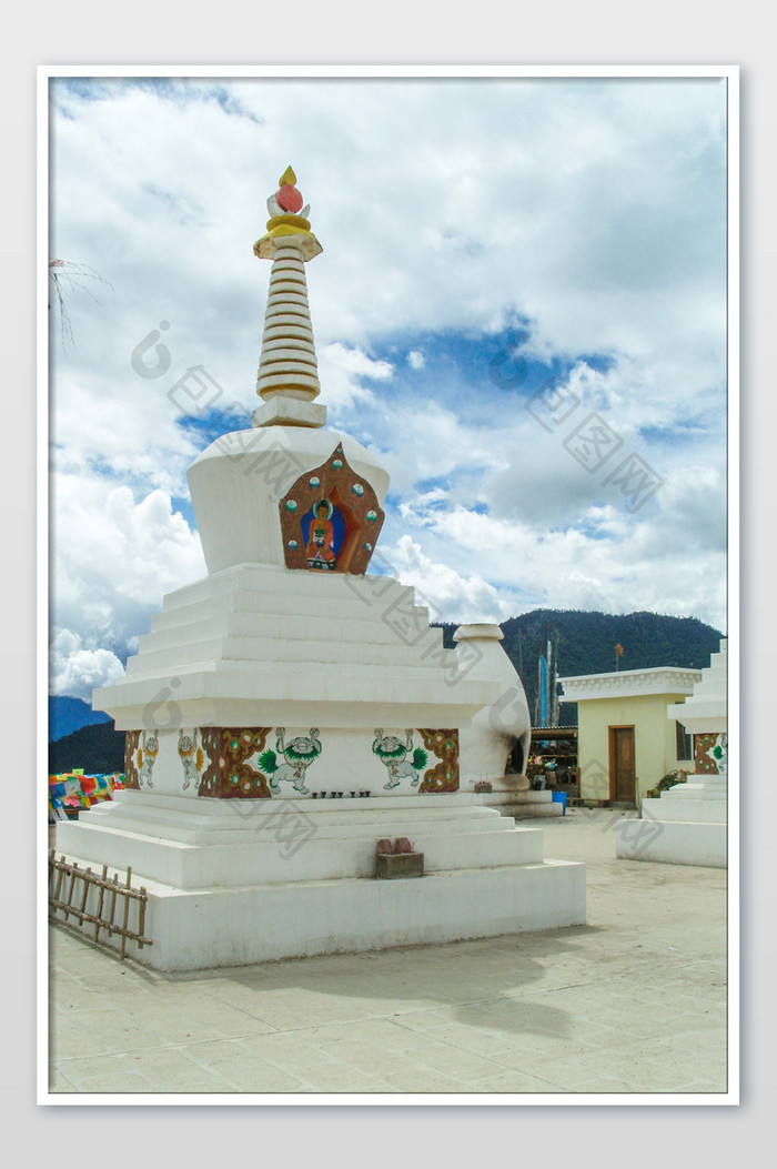 云南藏族玛尼堆高原祈福建筑摄影图