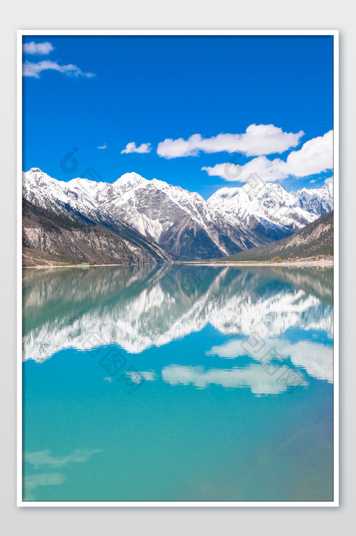 西藏高原天然冰川湖泊