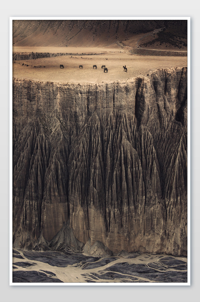 金黄沙漠山峰戈壁流水放牧牛羊险峻图片