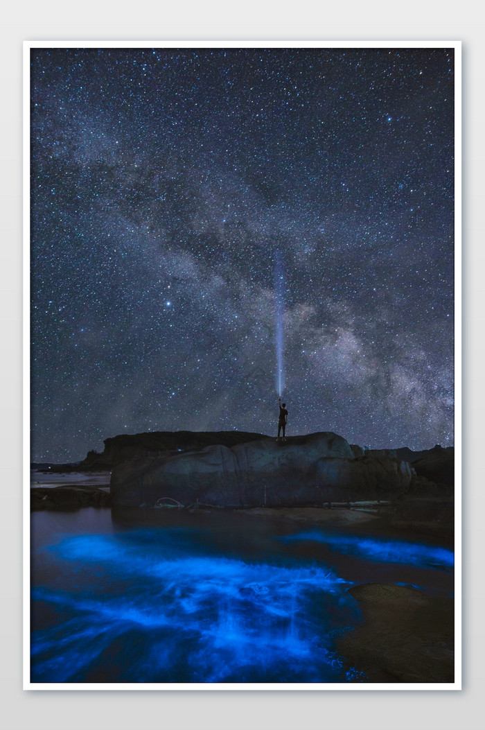 夜景海洋海滩礁石光绘银河蓝眼泪图片
