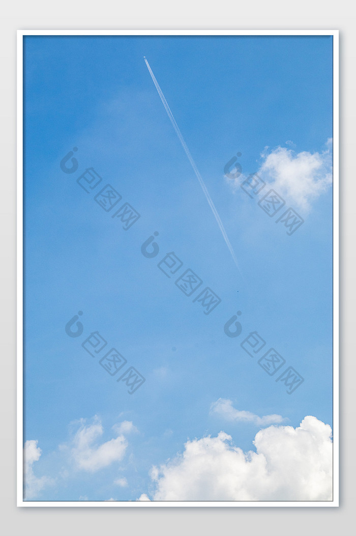 飞机飞过划痕蓝天白云摄影图