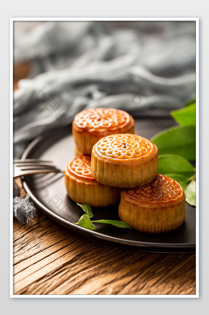 传统中式美食中秋蛋黄月饼摄影图片