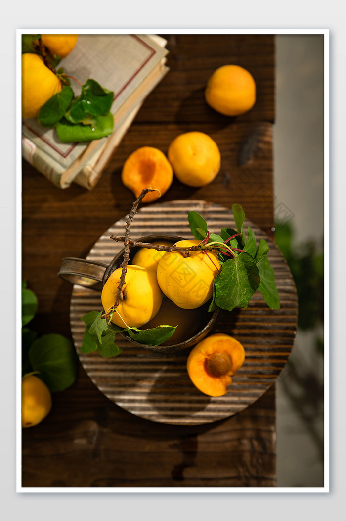 黄色杏子水果暗调美食摄影图片图片