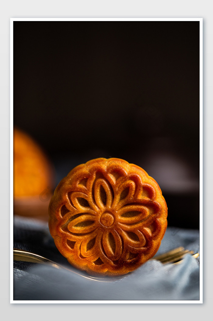 传统美食中秋月饼特写摄影图