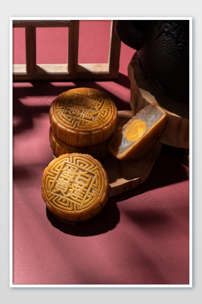 喜庆传统食物中秋节月饼景物摄影图