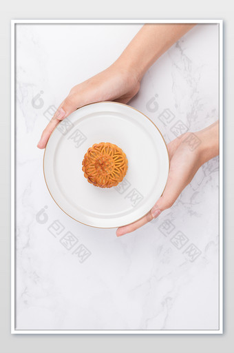 双手端放月饼的盘子片