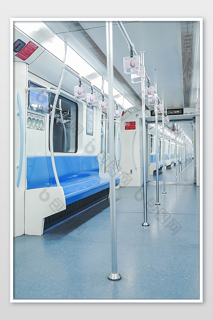 轨道交通地铁车厢内部空旷无人情景摄影图