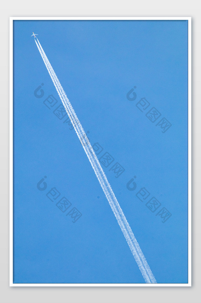 飞机飞过蓝天飞机飞痕摄影图