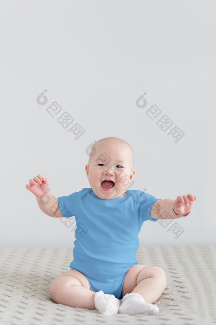 儿童母婴婴儿伸手开心状可改色贴图服装样机