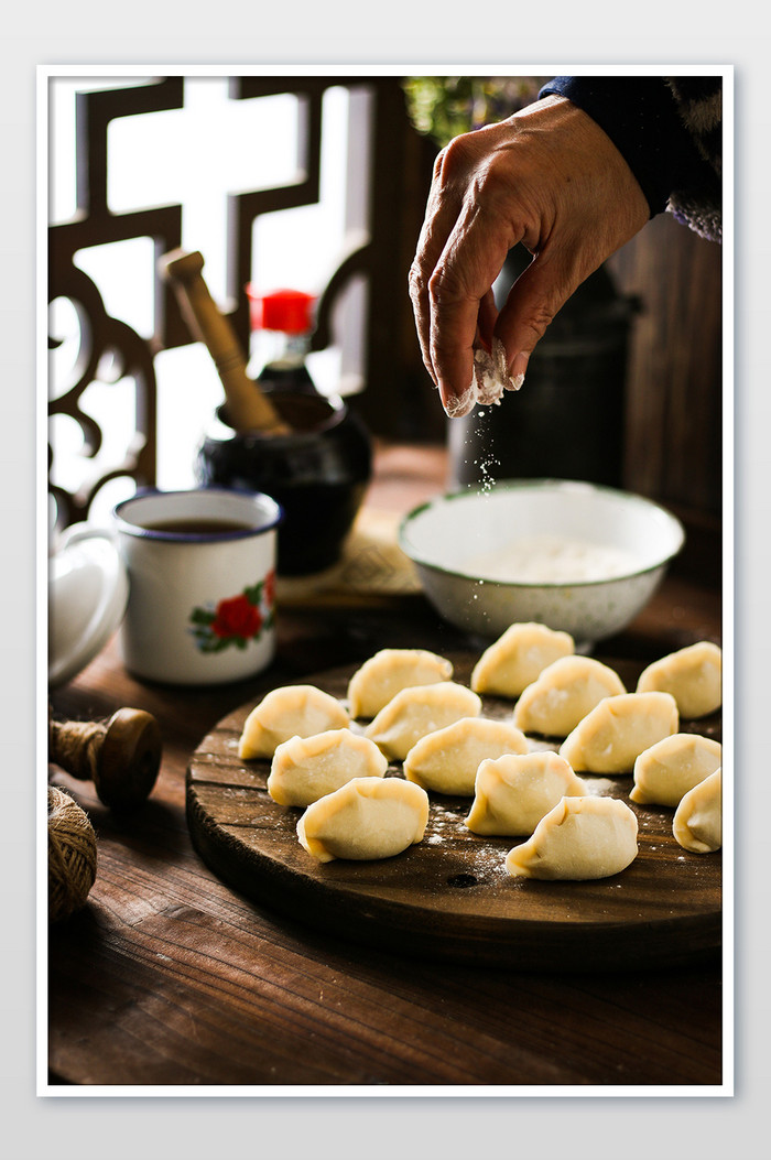 中式饺子制作撒粉美食摄影图片